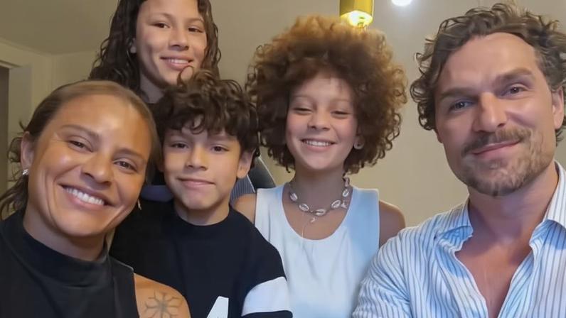 Aline Wirley relembra adoção de filhos com Igor Rickli — Foto: Reprodução/YouTube/Instagram