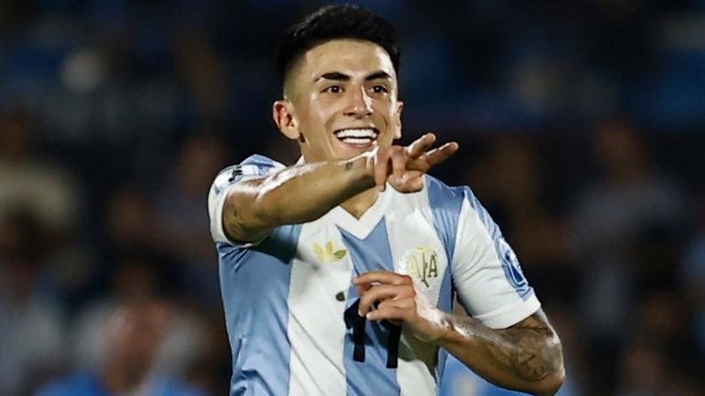 Almada comemora gol marcado pela Argentina contra o Uruguai nas Eliminatórias