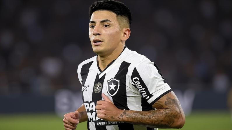 Almada em ação durante Botafogo x São Paulo, duelo da Libertadores