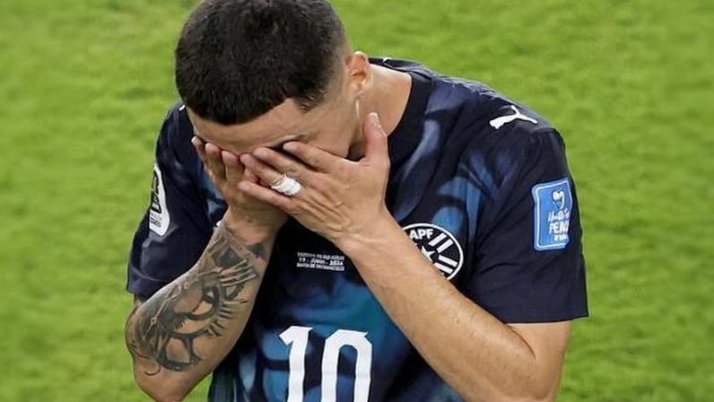 Almirón chora após ser expulso durante Turquia x Paraguai por cobrir a boca