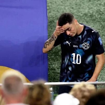 Miguel Almirón leva cartão vermelho por cobrir a boca em confronto