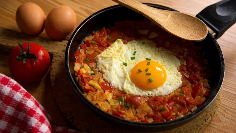 Ovo com legumes na frigideira
