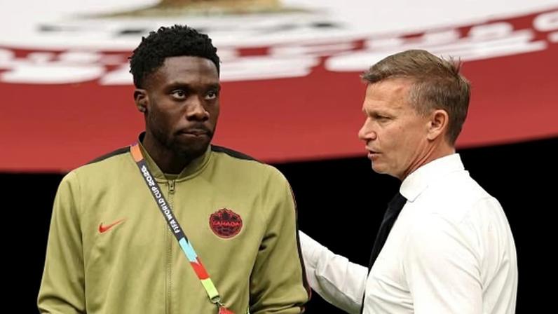 Alphonso Davies ao lado do técnico do Canadá, Jesse Marsch