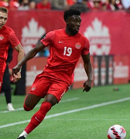 Alphonso Davies, durante partida da seleção do Canadá na Copa de 2022; ele ainda não estreou neste Mundial
