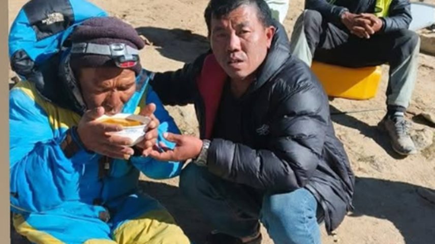 1 de 1 Guia desaparecido é encontrado no Monte Everest após 6 dias: “Milagre” - Foto: Redes sociais/ @Pemba Sherpa/ reprodução