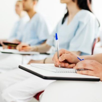 Estudante de medicina precisa de nota mínima para registro no CRM