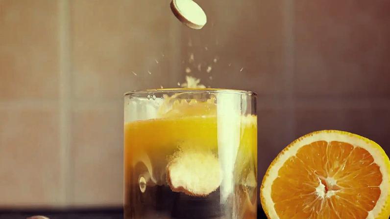 Vitamina C: presente em suplementos e em alimentos naturais, como laranja e acerola