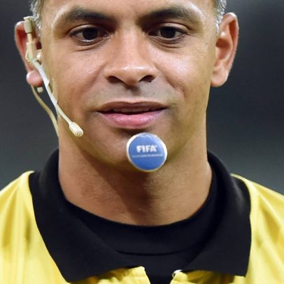 Juiz brasileiro viraliza ao falar inglês em jogo da Copa; entenda o que disse