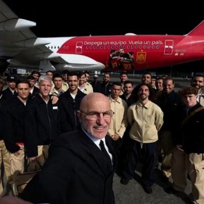 Espanha parte para a Copa do Mundo após selfie com treinador e avião