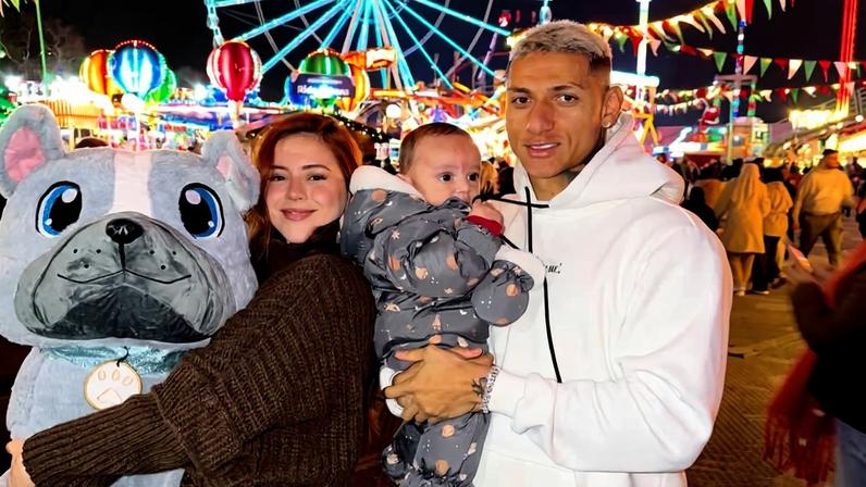 Imagem colorida de Amanda e Richarlison ao lado do filho, Richarlison Jr. - Metrópoles