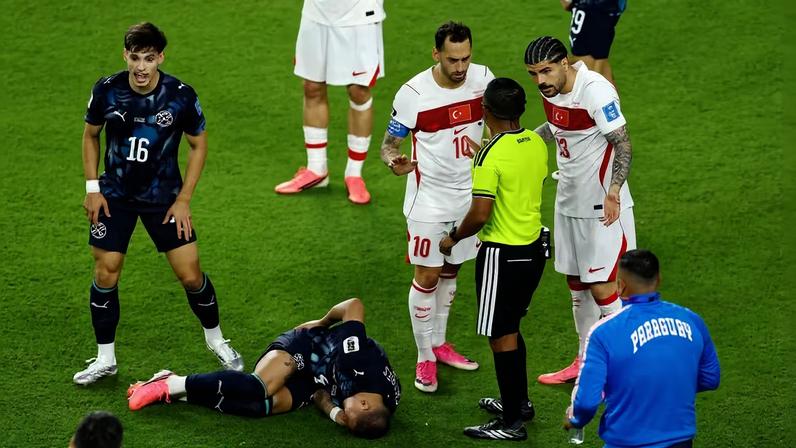 Eren Elmali, da Turquia, recebe cartão amarelos segundos após entrar em campo — Foto: REUTERS/Eloisa Lopez