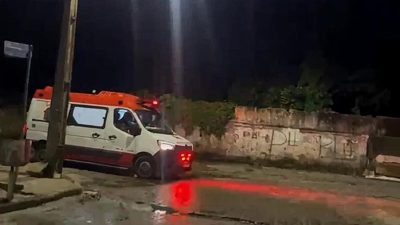 Foto colorida de ambulância em rua de João Pessoa - Metrópoles