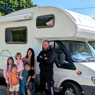 Mãe de nove filhos larga o emprego e viaja pela Europa com motorhome