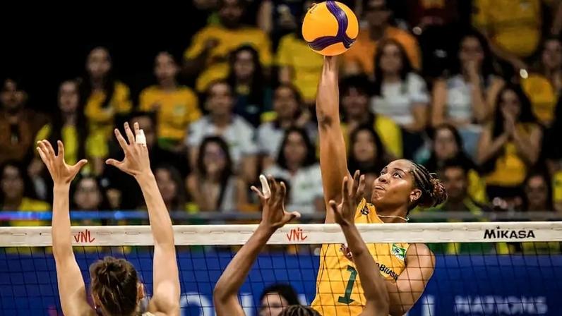 Ana Cristina ataca em Brasil x Itália pela VNL 2026 (Foto: Volleyball World)