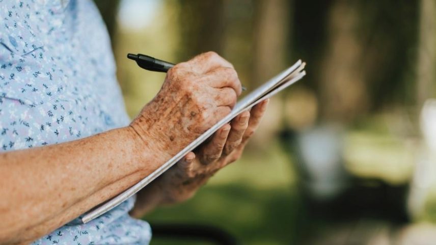 A maioria das pessoas que não sabe ler e escrever tem 60 anos ou mais