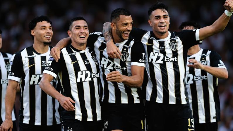Jogadores do Galo comemoram vitória fora de casa sobre o Vasco, na última rodada do Brasileirão antes da pausa para a Copa do Mundo