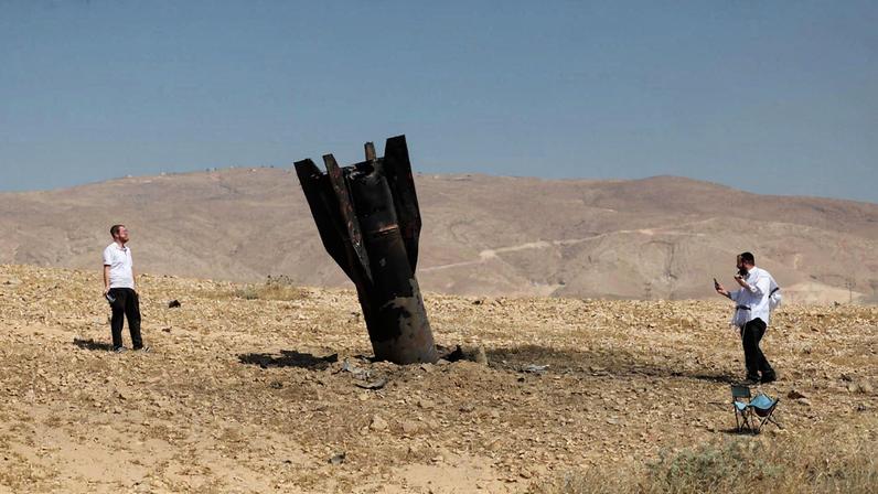 Míssil do Irã perto de assentamento judaico na Cisjordânia, após o ataque de domingo (7) (Foto: ABIR SULTAN/EFE/EPA)
