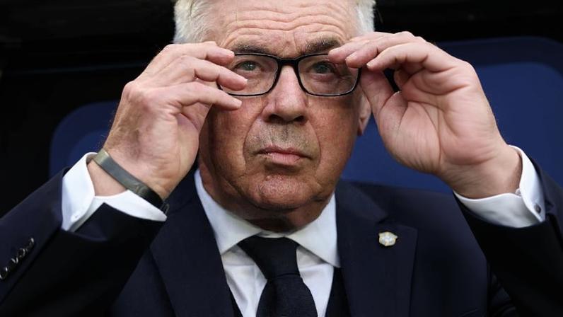 Ancelotti arruma seus óculos durante jogo Brasil x Escócia pela Copa