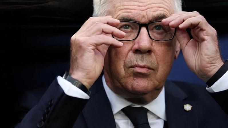 Ancelotti arruma seus óculos durante jogo Brasil x Escócia pela Copa