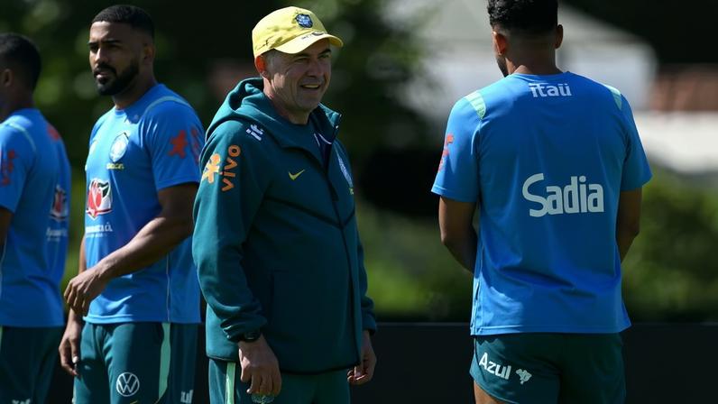 Ancelotti e jogadores da seleção brasileira durante treino na Granja Comary