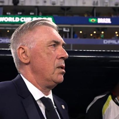Ancelotti canta o hino do Brasil antes de Brasil x Haiti