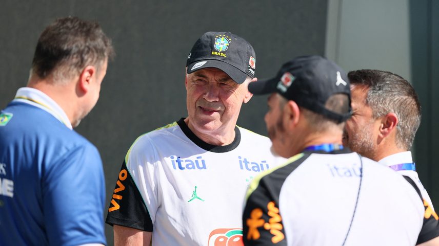 Ancelotti no treino da Seleção — Foto: Reuters