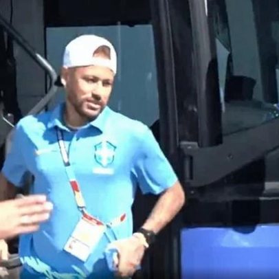 Neymar acompanha delegação brasileira em partida da Copa