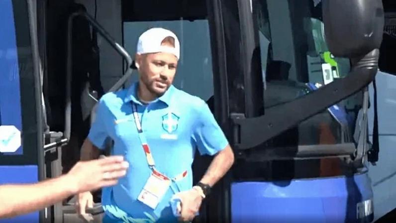 Neymar aparece junto com delegação da Seleção Brasileira