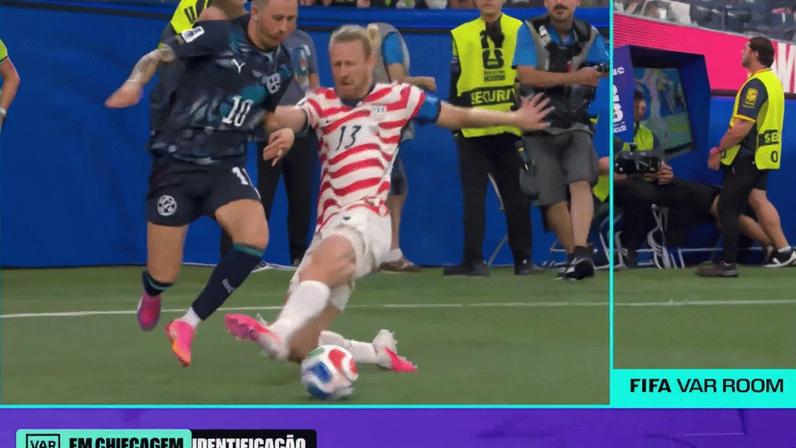 Momento em que o árbitro revê um lance no VAR
