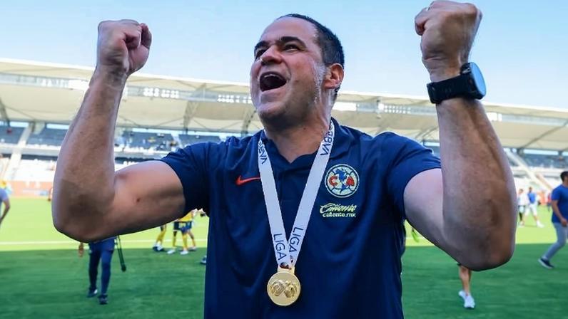 André Jardine, técnico brasileiro, comemora título conquistado pelo América-MEX