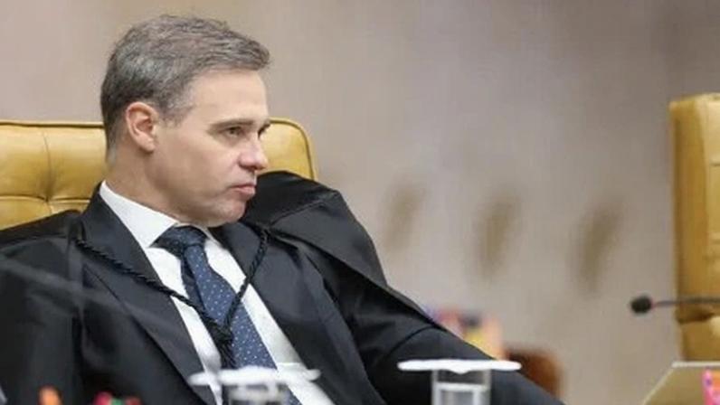 Ministro André Mendonça em sessão plenária do STF