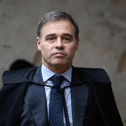 Mendonça determina retirada de posts que associavam Flávio a milícias e PT a facções