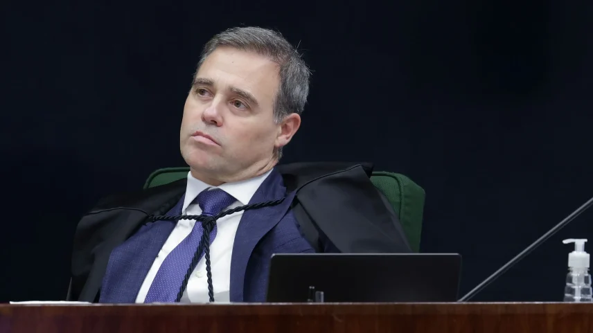 O ministro André Mendonça, no julgamento que manteve a prisão preventiva do pai e do primo de Daniel Vorcaro. (Foto: Rosinei Coutinho/STF)