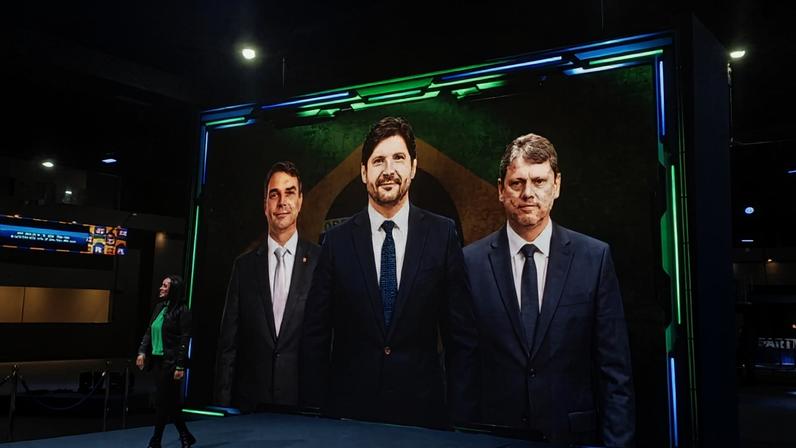 Painel com André do Prado, Flávio Bolsonaro e Tarcísio de Freitas