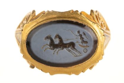 O anel de ouro "extraordinário", que data da época romana, foi encontrado por um detectorista amador