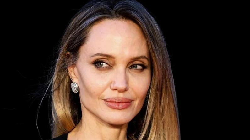 Angelina Jolie passou por uma mastectomia dupla após descobrir que portava a mesma mutação genética que sua mãe, que morreu de câncer de mama