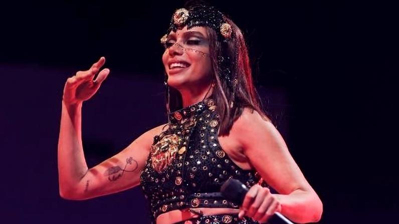 Anitta divide a música "Goals" com Lisa e Rema no evento da Copa