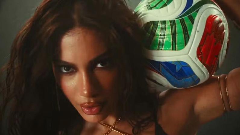 Anitta divide o canto da música 'Goals' com o cantor nigeriano Rema e a rapper tailandesa Lisa — Foto: Divulgação