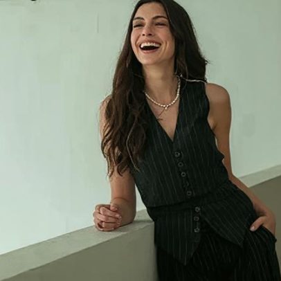 Anne Hathaway anuncia gravidez e exibe barriga em St. Tropez