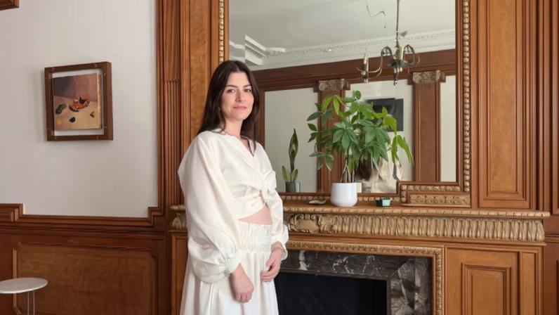 Anne Hathaway anuncia gravidez e mostra barrigão. Veja vídeo