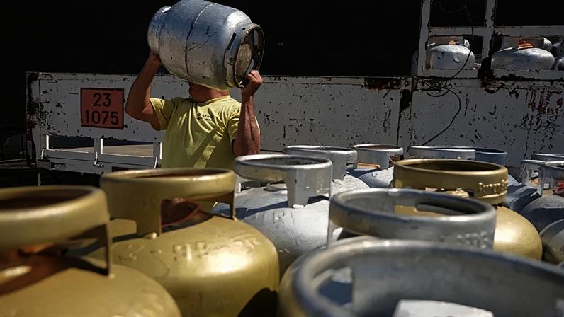 O verdadeiro gargalo do setor brasileiro continua concentrado no suprimento primário: o fornecimento do insumo GLP, diz o articulista; na imagem, homem carregando um botijão de gás