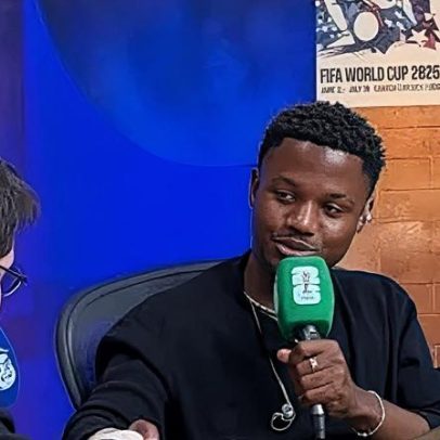 Atacante do Barcelona participa de transmissão de jogo da Espanha na CazéTV