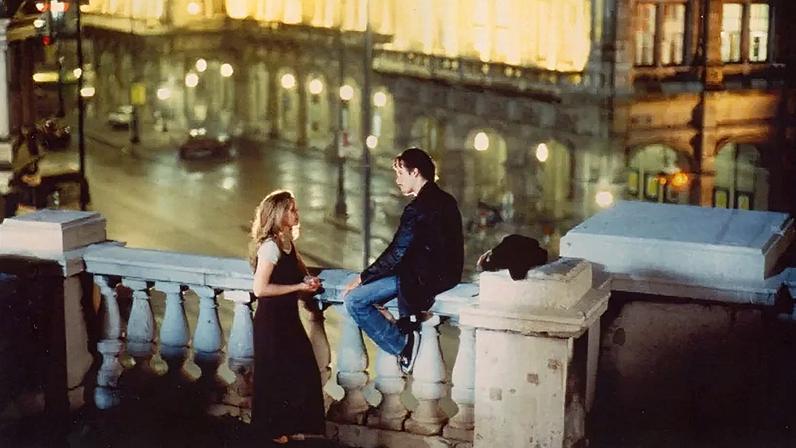Celine (Julie Delpy) e Jesse (Ethan Hawke) em frente à Ópera de Viena • Divulgação