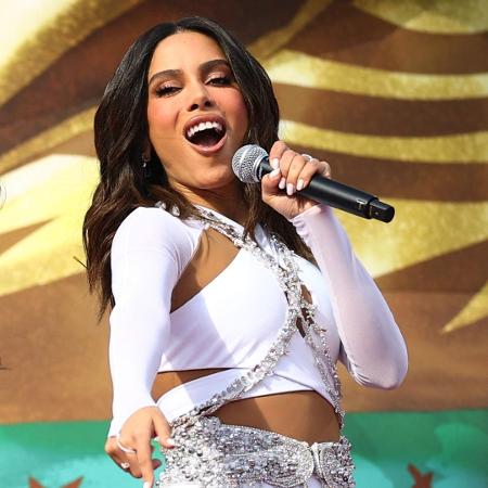 Anitta se apresenta durante cerimônia de abertura dos EUA na Copa do Mundo