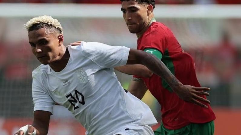 Antonio Nusa, da Noruega, em disputa de bola com Achraf Hakimi, de Marrocos, durante amistoso em Nova Jersey (EUA)
