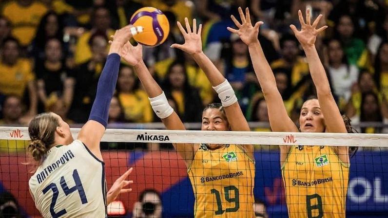 Antropova, da Itália, em ação contra o Brasil, em duelo na Liga das Nações