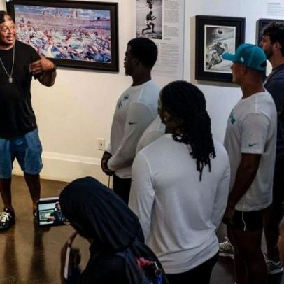Novatos dos Dolphins visitam Overtown em reconhecimento ao Juneteenth