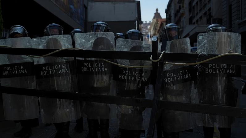 Tropa de choque fecha acesso à rua em La Paz, capital política da Bolívia, perto do palácio presidencial