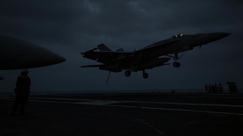 Após missão, caça dos EUA pousa no porta-aviões americano Dwight D. Eisenhower, no Mar Vermelho