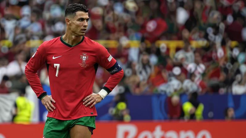 Cristiano Ronaldo é agora o único jogador a marcar gol em seis diferentes edições da Copa do Mundo de Futebol — Foto: Darko Vojinovc/AP